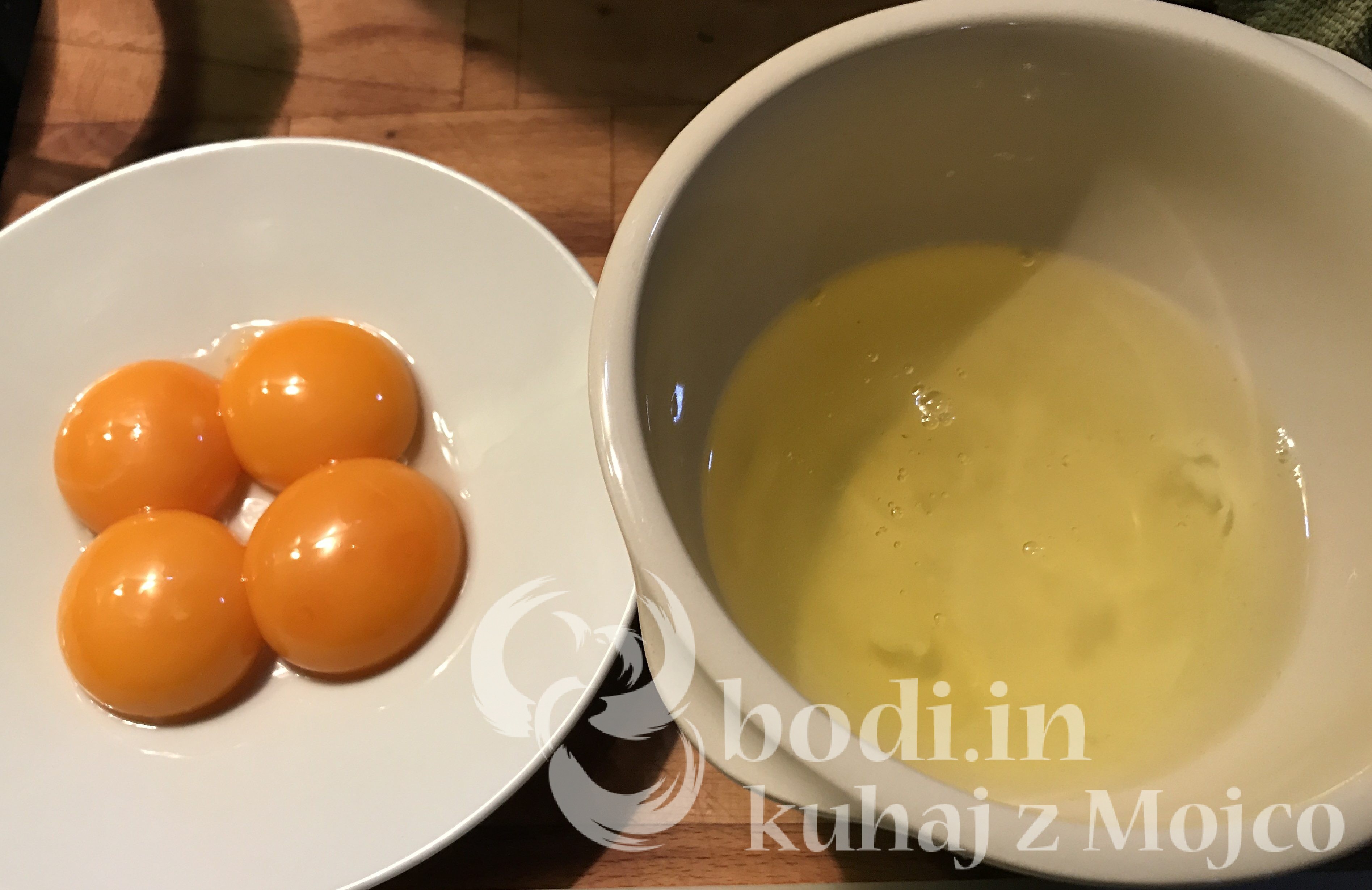 Rjavi šampinjoni z jajčki iz pečice